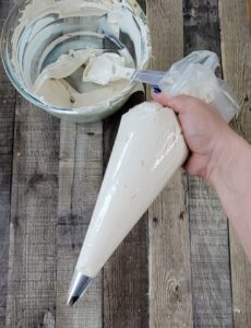 Piping bag with 1M tip filled with meringue