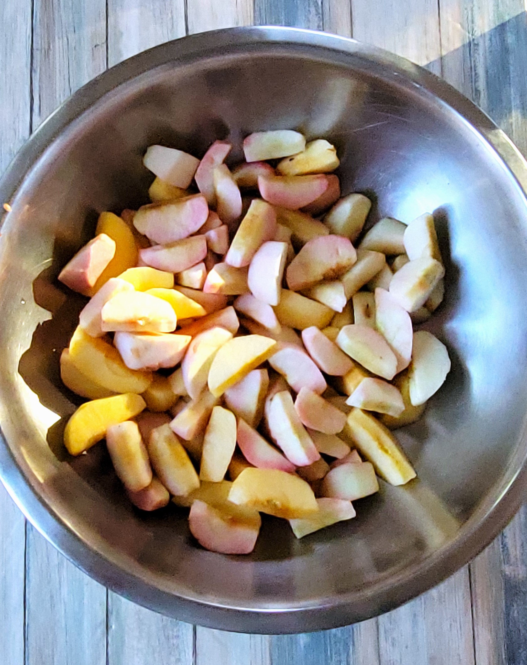 Perfectly peeled and sliced apples.